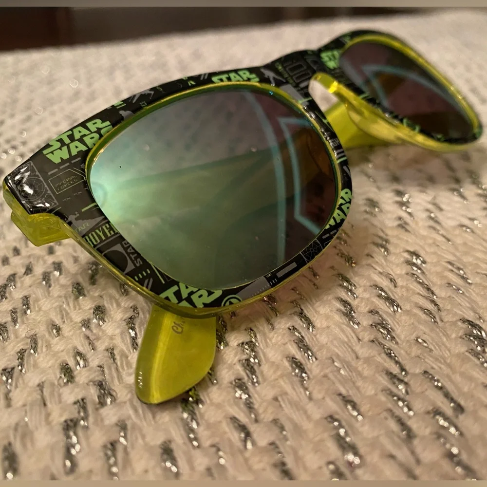 Star Wars kids sunglasses 😎 with protective carry bag and cleaning cloth